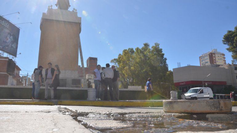 El Epas multará a la Muni por tener una conexión clandestina del monumento a San Martín a la red de cloacas
