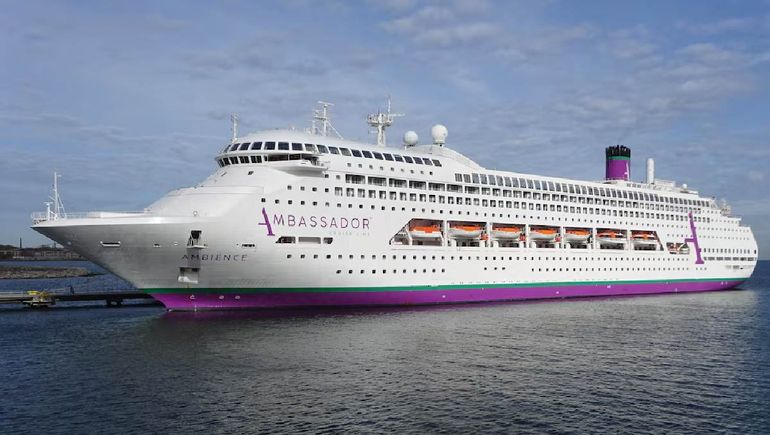 El crucero Ambassador Cruise Line se encuentra atracado en la ciudad francesa de Burdeos. El crucero Ambassador Cruise Line se encuentra atracado en la ciudad francesa de Burdeos.