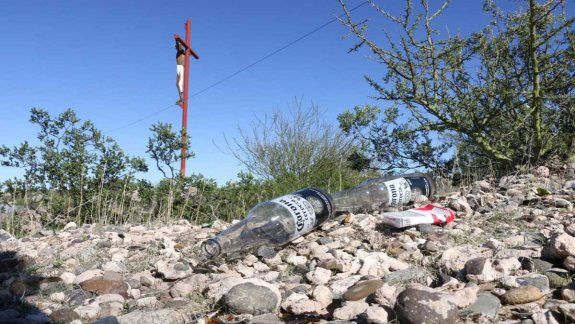Usan el mirador como bar y basural: tiran botellas y hasta perros muertos