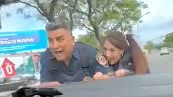 video: lo detuvieron en un control y se llevo puestos a dos policias en el capot del auto video: lo detuvieron en un control y se llevo puestos a dos policias en el capot del auto