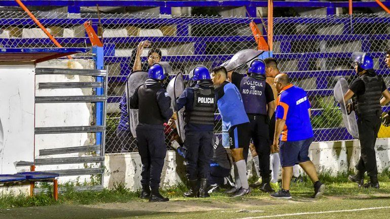 Hinchas de Roca le fracturaron el cráneo de un piedrazo a la mamá de un jugador de Cipo