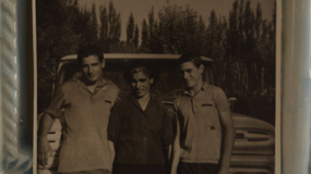 Teresa y sus hijos Lino y Ezio Lombi en el Alto Valle. Foto: gentileza familia Lombi. | LM Neuquen Teresa y sus hijos Lino y Ezio Lombi en el Alto Valle. Foto: gentileza familia Lombi.