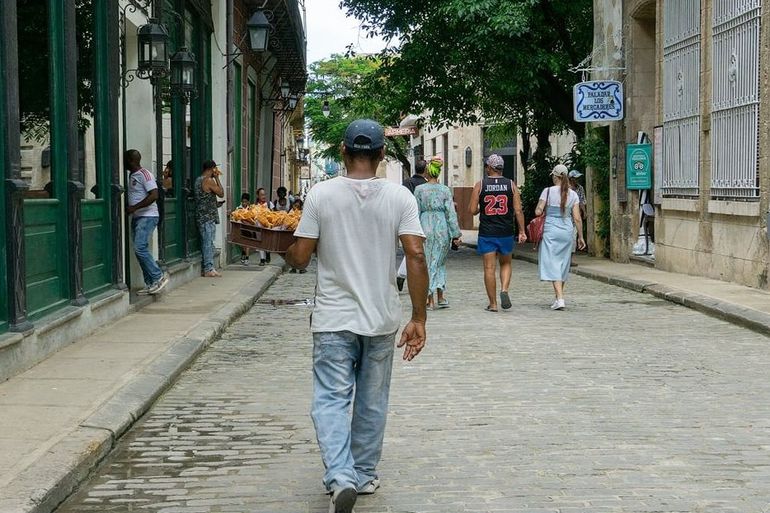 La economía cubana, fuertemente afectada por la crisis. La economía cubana, fuertemente afectada por la crisis.