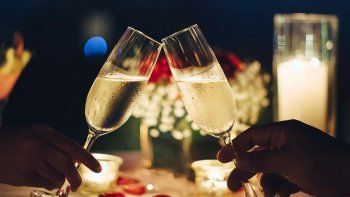 Cena romántica pareja San Valentín brindis champagne.jpg