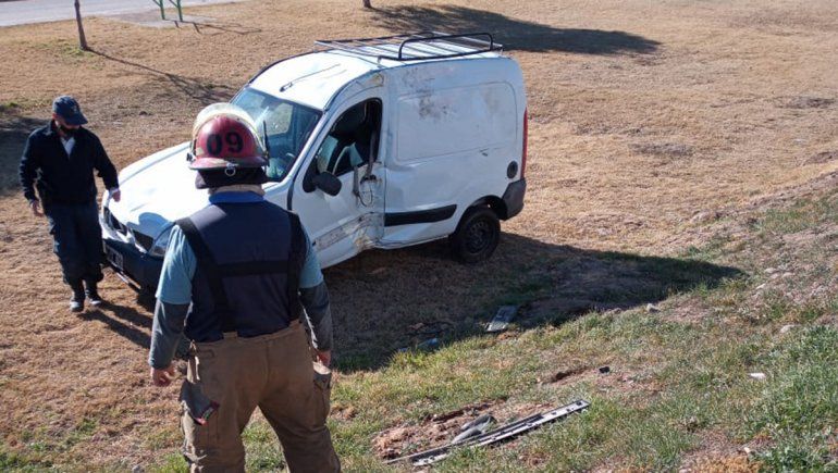 Volcó sobre la Ruta Nacional 151 y se salvó de milagro
