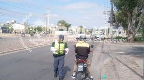 La Policía desarrolló una intensa tarea preventiva en distintos puntos de esta capital. | LM Neuquen La Policía desarrolló una intensa tarea preventiva en distintos puntos de esta capital.