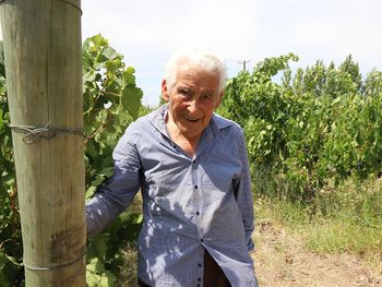 Manos que construyen: De maestro mayor de obras a viticultor; Don Segundo realiza personalmente la poda de las vides, un oficio que aprendió con pasión. Manos que construyen: De maestro mayor de obras a viticultor; Don Segundo realiza personalmente la poda de las vides, un oficio que aprendió con pasión.