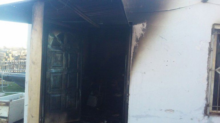 Una familia se quedó con lo puesto al incendiarse el monoambiente en el que vivía