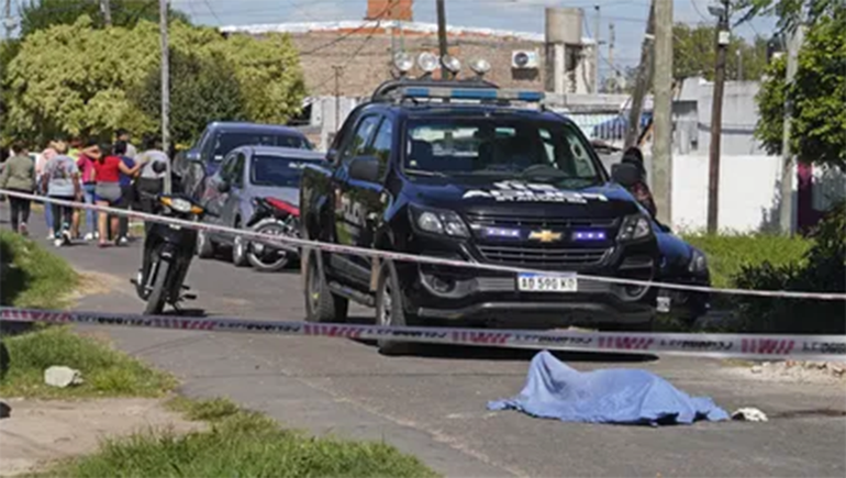 Llevaba a su hija de 4 años al jardín y lo mataron a balazos