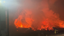 Un importante incendio se desató la Ruta 40. Foto: Bomberos Voluntarios de San Martín de Los Andes. Un importante incendio se desató la Ruta 40. Foto: Bomberos Voluntarios de San Martín de Los Andes.