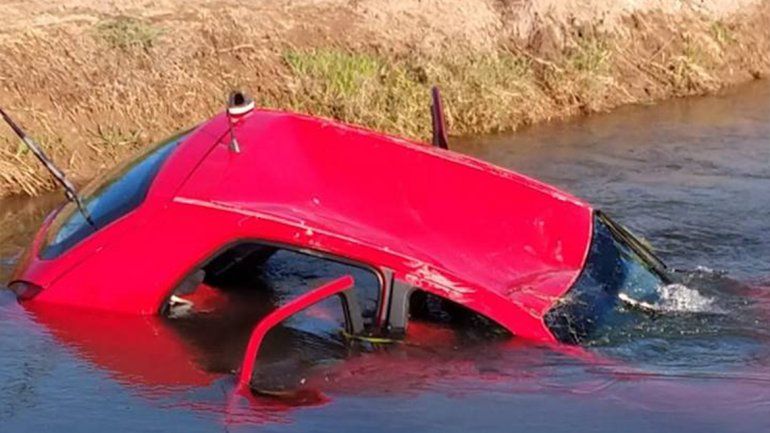 Papá borracho perdió el control y cayó a un canal con sus dos hijitos