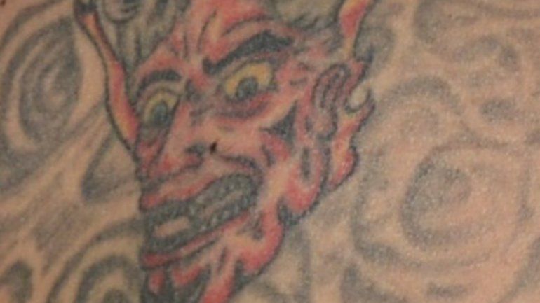 Los tatuajes en el torso y brazos de Osvaldo Castillo sorprendieron a los investigadores. El perfil del hombre parece dar con el de un fanático religioso que mezcló elementos kimbanda con el satanismo.