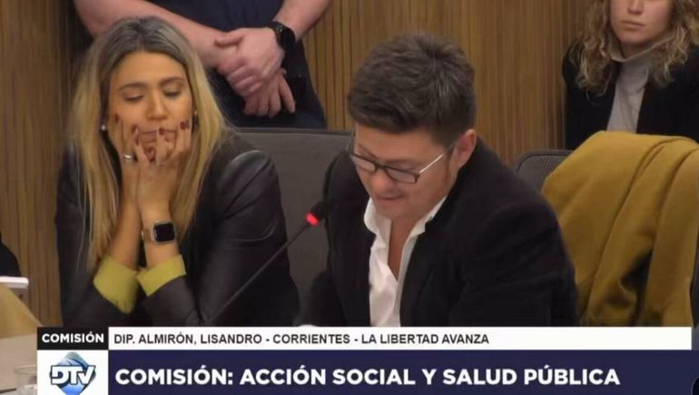 Nadia Márquez al lado de Lisandro Almirón, durante su intervención. Nadia Márquez al lado de Lisandro Almirón, durante su intervención.