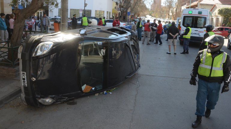 Una mujer resultó herida tras un tremendo choque y vuelco en pleno centro