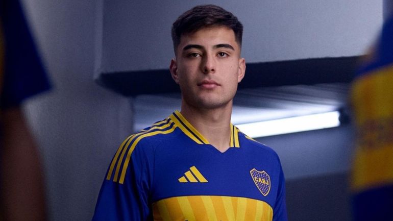 Aaron Anselmino con la camiseta del Chelsea