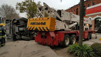 una grua aplasto a un recolector de basura una grua aplasto a un recolector de basura
