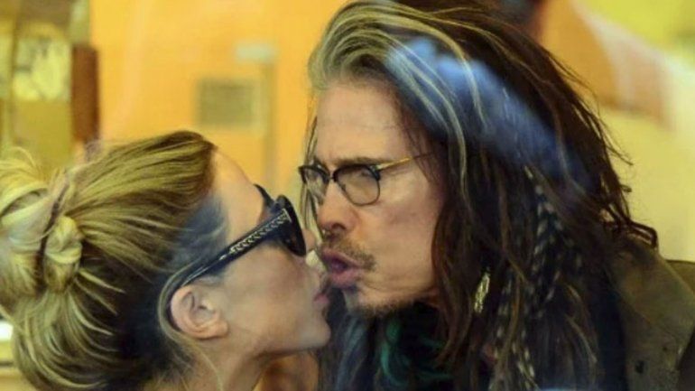 Al cantante de Aerosmith y su novia los encontraron in fraganti.