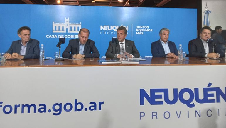 La tarde de Sergio Massa en Neuquén: recorrió Vaca Muerta, inauguró una planta cloacal en Centenario y firmó convenios en Neuquén