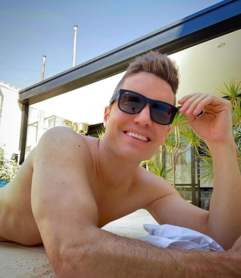 Santiago del Moro asegura que no toma sol desde los 18 años. Solo se expone a los efectos de febo con mucha protección.