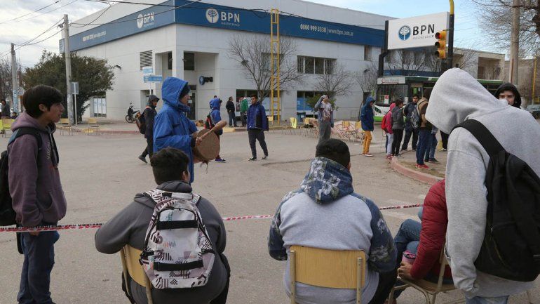 Estudiantes cortaron la calle en reclamo de viandas