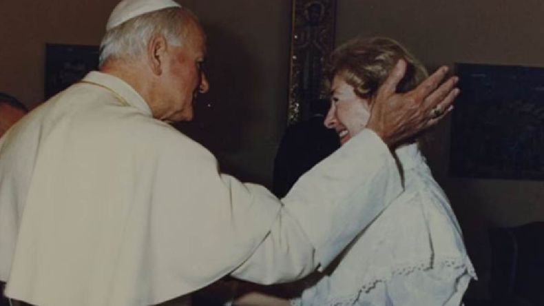 El Papa Juan Pablo II y la filósofa polaca Anna Teresa Tymieniecka mantuvieron una relación epistolar durante más de 30 años. | LM Neuquen El Papa Juan Pablo II y la filósofa polaca Anna Teresa Tymieniecka mantuvieron una relación epistolar durante más de 30 años.