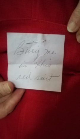 Facebook: compró un saco rojo y encontró una espeluznante nota en el bolsillo