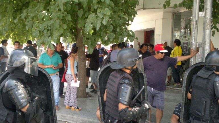 Tiroteo entre desocupados y afiliados de la Uocra frente al Ministerio de Trabajo provincial.