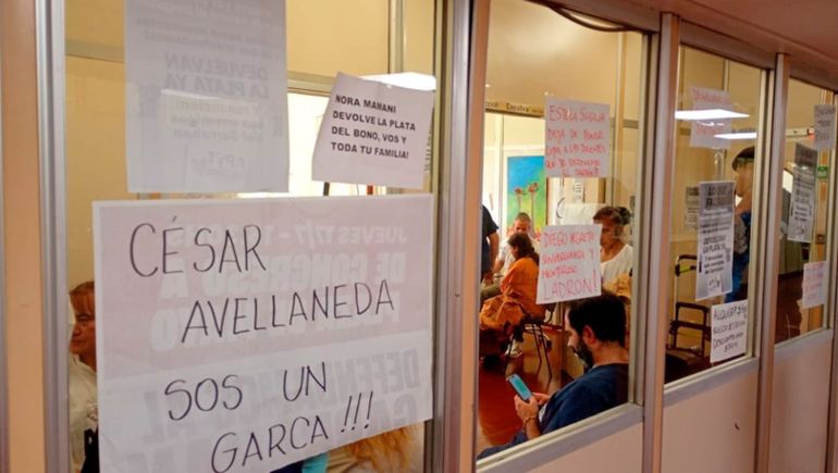 Once trabajadores del Hospital Garrahan quedaron alcanzados por cesantías tras la toma de la Dirección Médica.