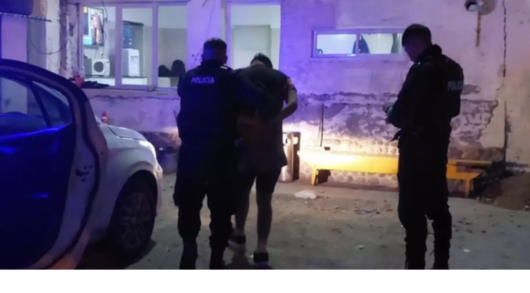 La mujer que mordió a una policía de Chubut fue detenida. La mujer que mordió a una policía de Chubut fue detenida.