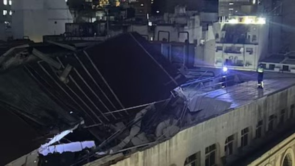 Vecinos de la zona llamaron al 911 para dar aviso del colapso que se registró alrededor de las 21:30 horas.