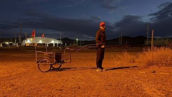 Un colombiano va camino a unir Ushuaia a Alaska a pie, solo y tirando de un carro hecho en Comodoro Rivadavia Un colombiano va camino a unir Ushuaia a Alaska a pie, solo y tirando de un carro hecho en Comodoro Rivadavia