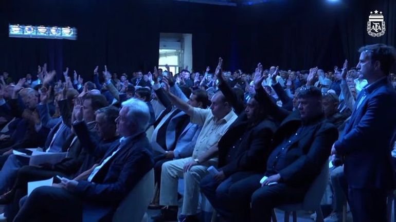 El momento de la votación: todos los dirigentes levantaron la mano. El momento de la votación: todos los dirigentes levantaron la mano. 