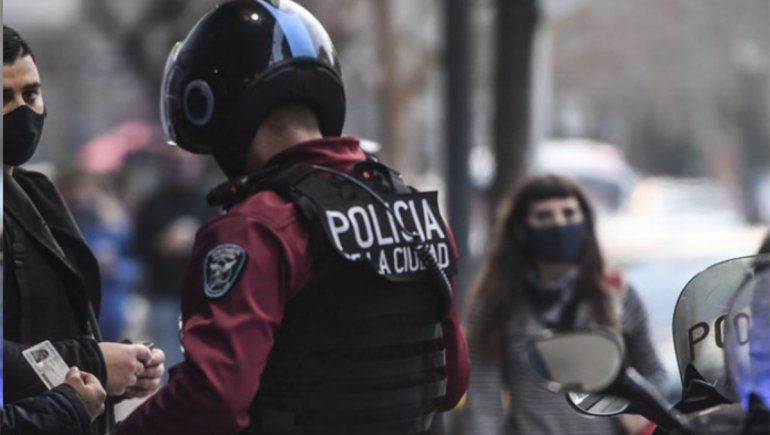 Apedreó a un policía porque le dijo que se pusiera el barbijo