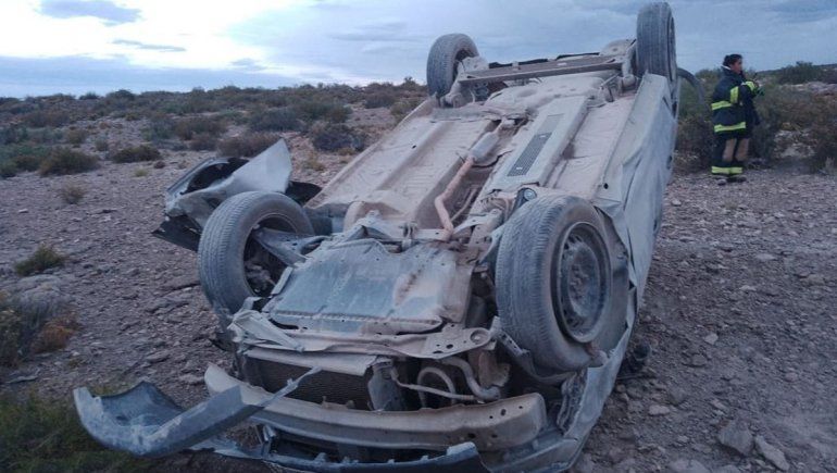 Padre e hijo volcaron cerca de Buta Ranquil y hay un herido de gravedad