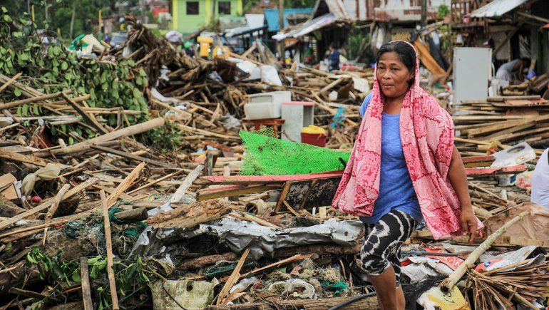 Destrozos y al menos 16 muertos por un tifón