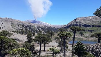 Nito Rodrigo propone descender por el volcán Copahue en reposera Nito Rodrigo propone descender por el volcán Copahue en reposera