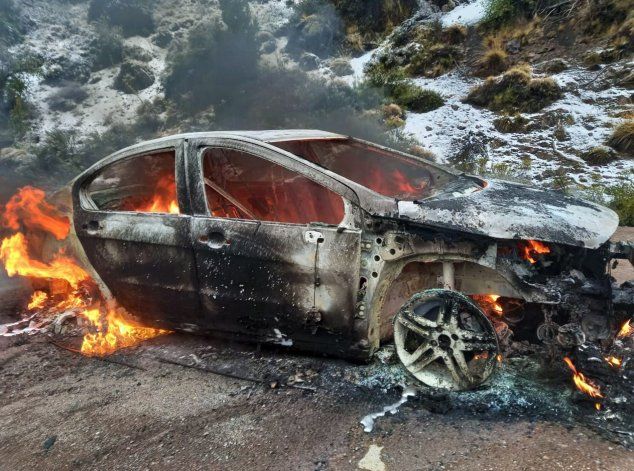 Un auto incendiado y varios despistes en el arranque de la temporada