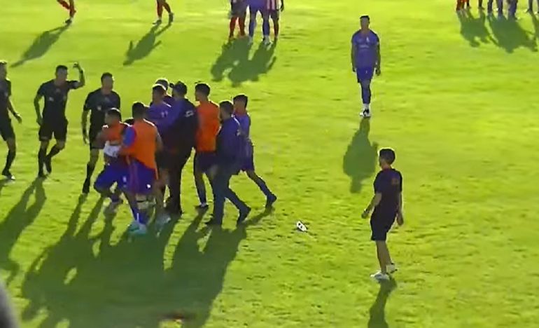 Regional Amateur: arbitraje paupérrimo y violencia en el ascenso de Costa Brava en Viedma