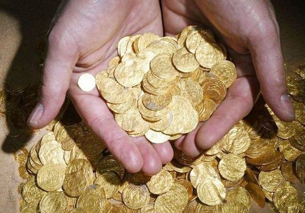 Salen a bucear y hallan 2 mil monedas de oro en el mar