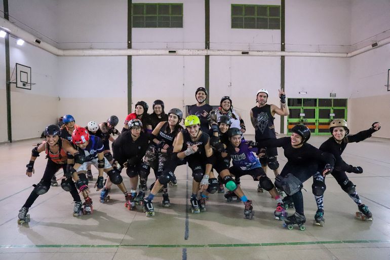 Las patinadoras aguerridas que le dan vida al roller derby en Neuquén