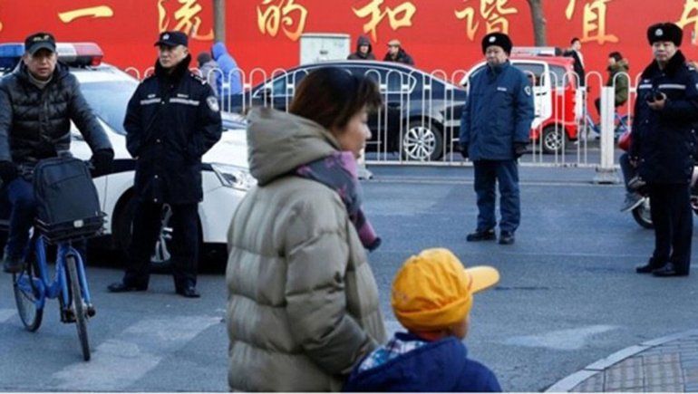 China: mató a ocho niños en la puerta del colegio