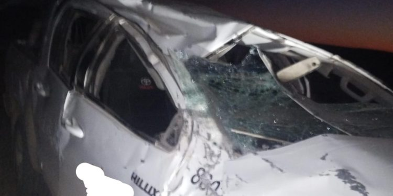 El vuelco ocurrió a unos 22 kilómetros del ejido urbano de Plaza Huincul, en dirección a Añelo. El vuelco ocurrió a unos 22 kilómetros del ejido urbano de Plaza Huincul, en dirección a Añelo.