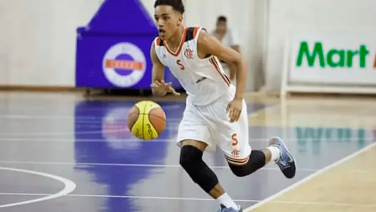 Insólito error del Flamengo: le depositó 350 mil euros a un ex jugador de básquet del club al confundirlo con el futbolista Joao Gomes. 