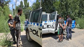 Fueron atrapados cuando escapaban por la maleza: los sorprendieron con elementos robados | LM Neuquen Fueron atrapados cuando escapaban por la maleza: los sorprendieron con elementos robados