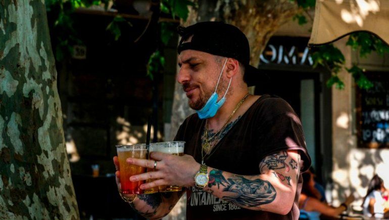 Covid-19: ¿Se puede tomar alcohol tras recibir la vacuna?