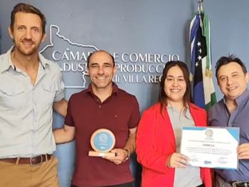 Walter Fiore presidente de la Cámara de Comercio Industria y Producción de Villa Regina junto a Daniel González y equipo.