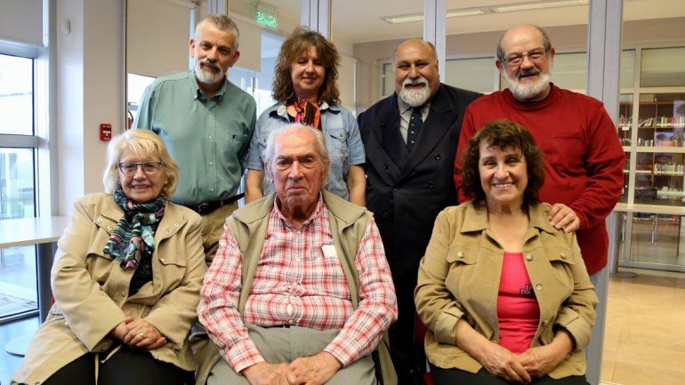 Los disertantes Rubén Reveco y Mirta Córdoba junto a integrantes de la Junta de Estudios Históricos del Neuquén