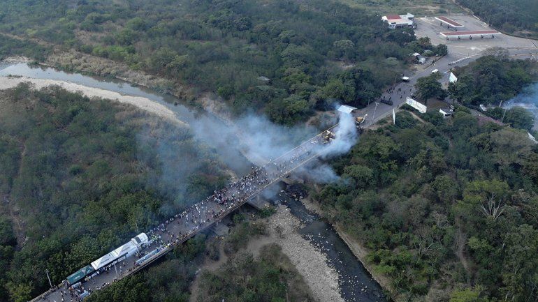 Cinco muertos y 30 camiones con ayuda retenidos en las fronteras