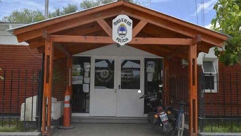 Buscan a un policía que golpeó salvajemente a la pareja de su ex