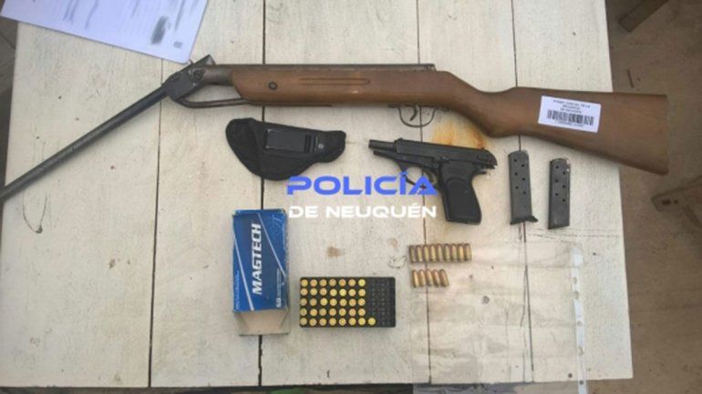 En la vivienda se secuestró un rifle y una pistola calibre 380.